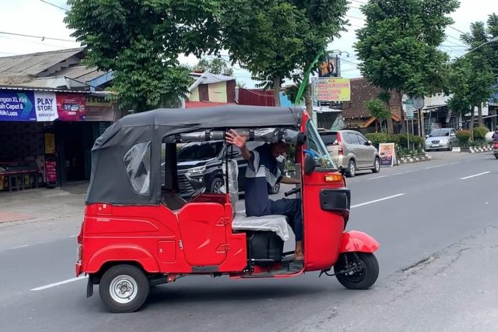 Angkutan Umum Bajaj Yang Jadul Berubah Menjadi Modern