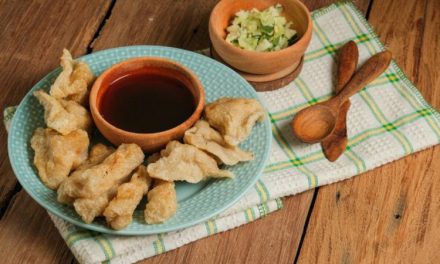 Makanan Pempek Khas Palembang Dengan Kuah Cuko
