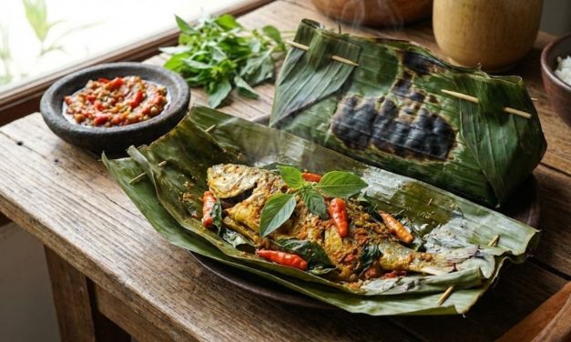 Hidangan Pepes Dengan Daun Pisang Khas Indonesia
