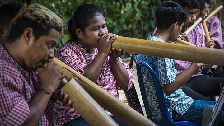 Perkusi Tiup Tradisional Atau Suling Bambu