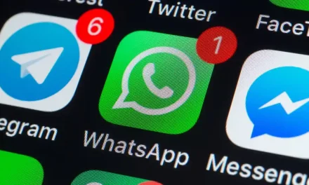 Percakapan Digital Melalui Sebuah Chat Di Dalam Aplikasi