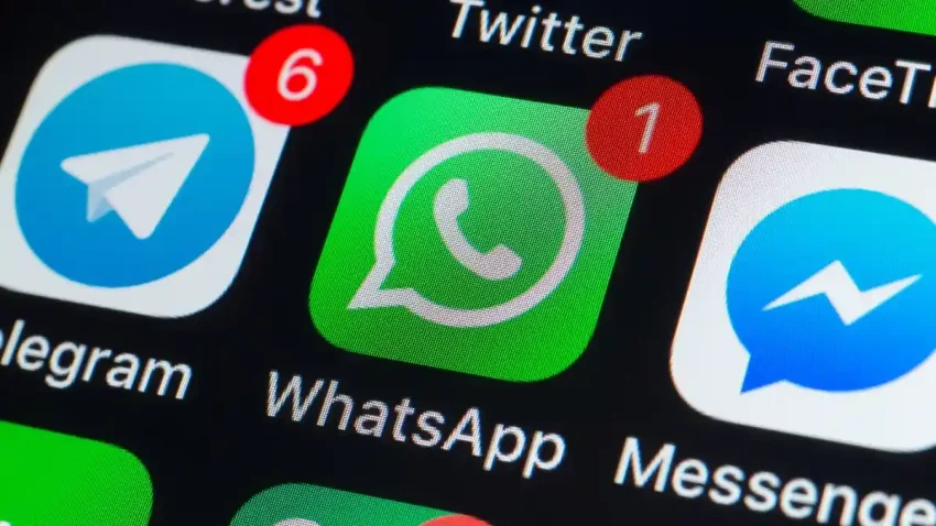 Percakapan Digital Melalui Sebuah Chat Di Dalam Aplikasi