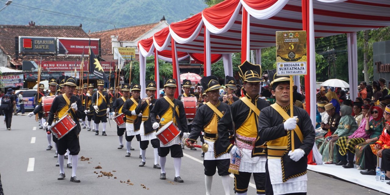 Sekelompok Anggota Musik Dengan Membawa Alatnya