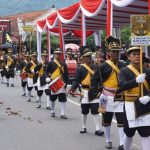 Sekelompok Anggota Musik Dengan Membawa Alatnya