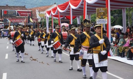 Sekelompok Anggota Musik Dengan Membawa Alatnya