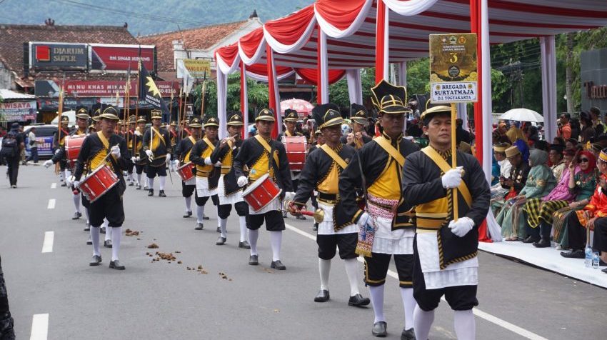 Sekelompok Anggota Musik Dengan Membawa Alatnya