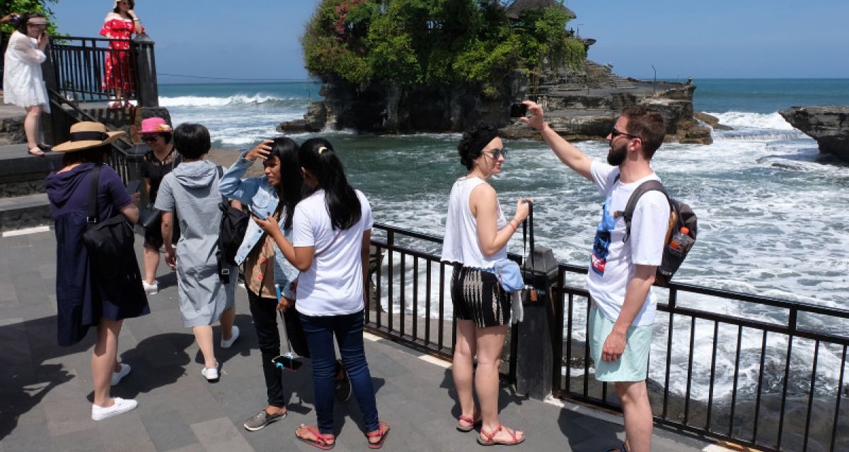 Seorang Wisatawan Yang Datang Ke Suatu Daerah