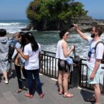 Seorang Wisatawan Yang Datang Ke Suatu Daerah