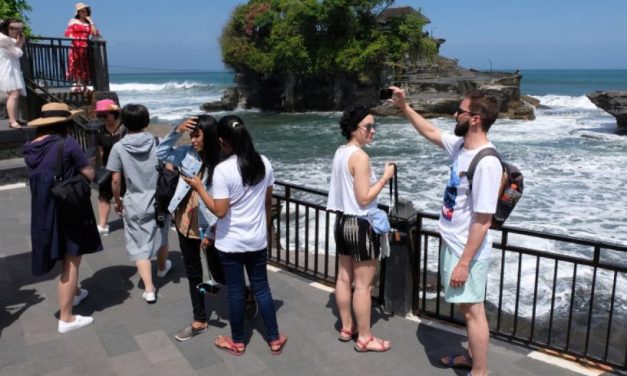Seorang Wisatawan Yang Datang Ke Suatu Daerah