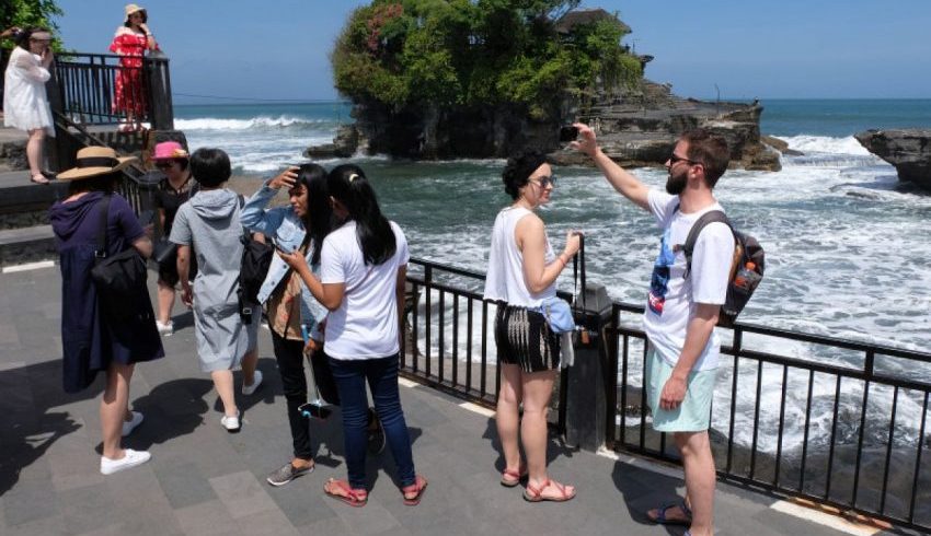 Seorang Wisatawan Yang Datang Ke Suatu Daerah