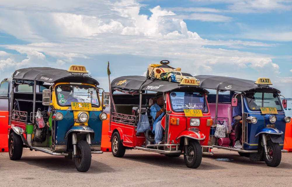 Sebuah Keunikan Kendaraan Tuk Tuk Transportasi Umum