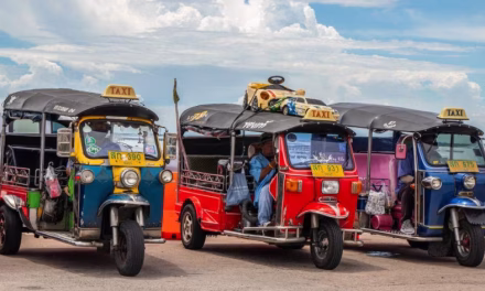 Sebuah Keunikan Kendaraan Tuk Tuk Transportasi Umum