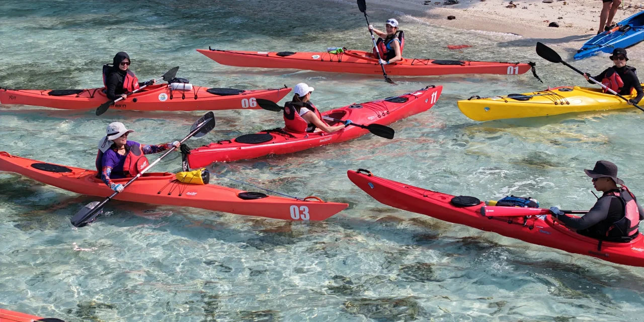 Olahraga Perahu Kecil Kano Di Sebuah Perairan