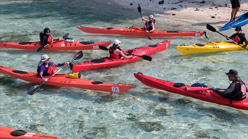 Olahraga Perahu Kecil Kano Di Sebuah Perairan