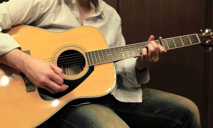 Pemakaian Gitar Sebuah Alat Musik Berdawai