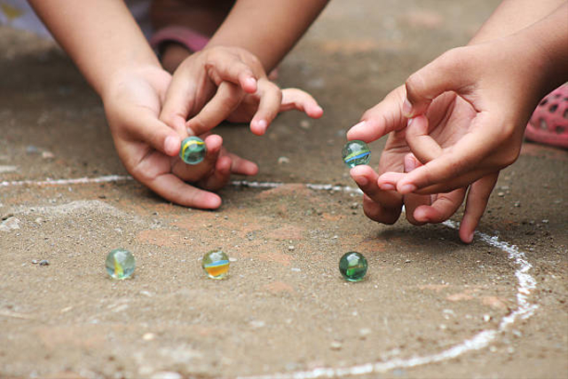 Benda Kecil Kelereng Sebagai Permaianan Tradisional Anak