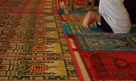 Sebuah Perlengkapan Ibadah Alas Sujud Sholat