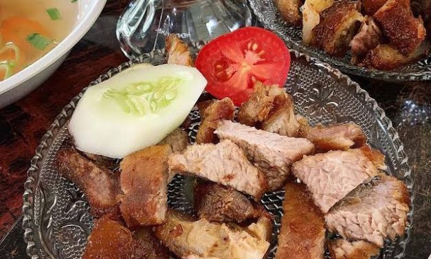 Hidangan Besar Babi Panggang Dengan Bumbu Khusus
