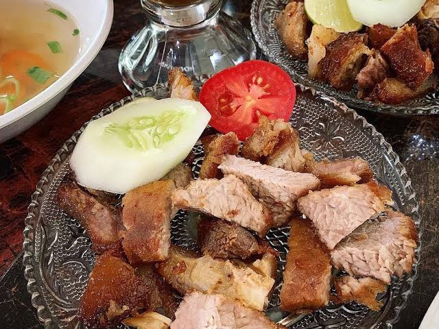 Hidangan Besar Babi Panggang Dengan Bumbu Khusus