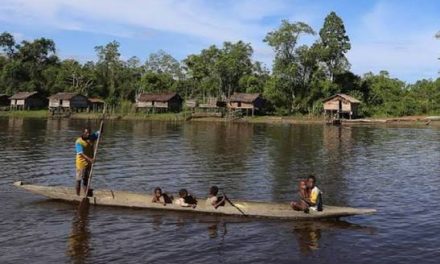 Transportasi Tradisional Perahu Pada Sebuah Perairan