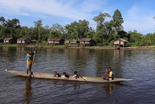 Transportasi Tradisional Perahu Pada Sebuah Perairan