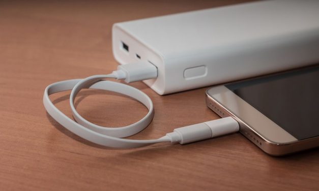 Perangkat Elektronik Powerbank Dengan Pengisian Daya