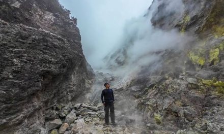 Sebuah Cekungan Besar Atau Lubang Kawah