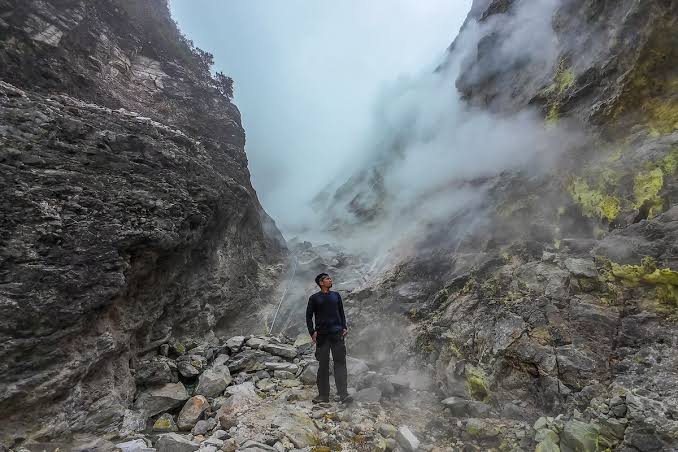 Sebuah Cekungan Besar Atau Lubang Kawah
