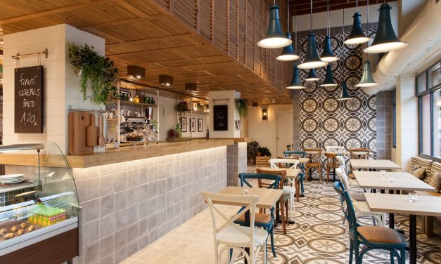 Anak Muda Nongkrong Di Tempat Cafe