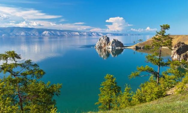 Suatu Cekungan Besar Dari Bentuk Danau