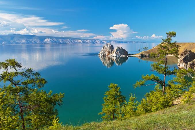 Suatu Cekungan Besar Dari Bentuk Danau